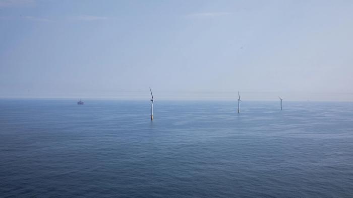 Foto av oljeplattform og vind turbiner ved Hywind Tampen