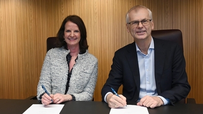 Tina Todnem og Øystein Thøgersen signerer avtalen med NHH