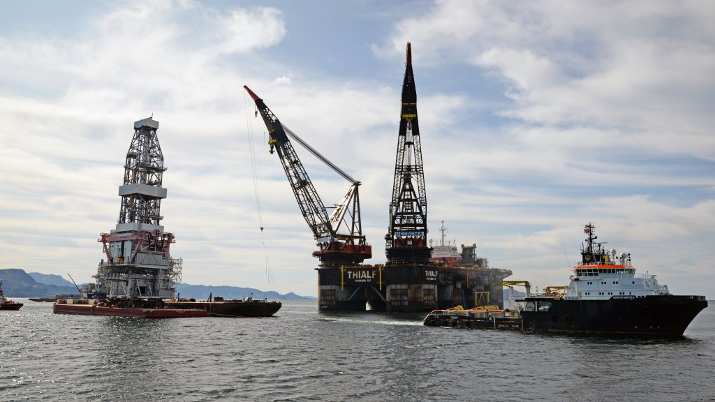 Photo of the assembly operation of the Johan Sverdrup drilling platform in Klosterfjorden