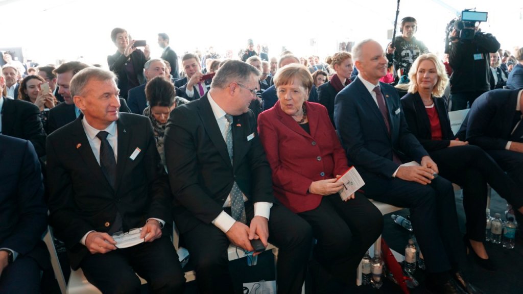 Foto av Jon Erik Reinhardsen (t.v.), Kjell-Børge Freiberg og Angela Merkel
