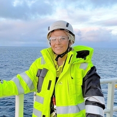 Portrettfoto av ingeniør Olea Synnøve Hofshagen, ikledd verneutstyr på Hywind Tampen