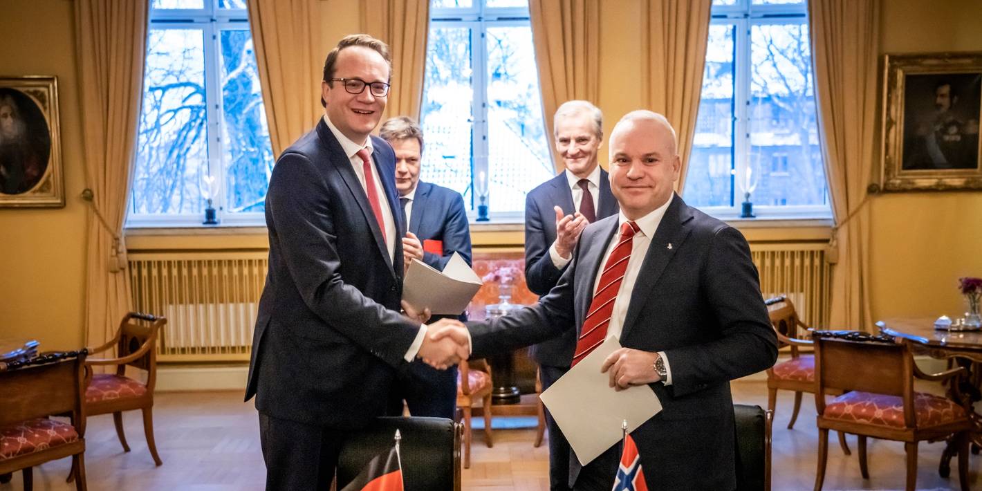 Equinor’s CEO and President Anders Opedal signed the agreement with RWE’s CEO Dr. Markus Krebber in Oslo on 5 January 2023, in the presence of Prime Minister Jonas Gahr Støre and Germany’s Vice Chancellor Robert Habeck. 
