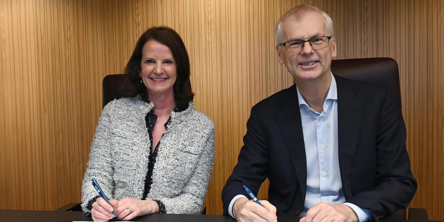 Tina Todnem and Øystein Thøgersen signing the deal