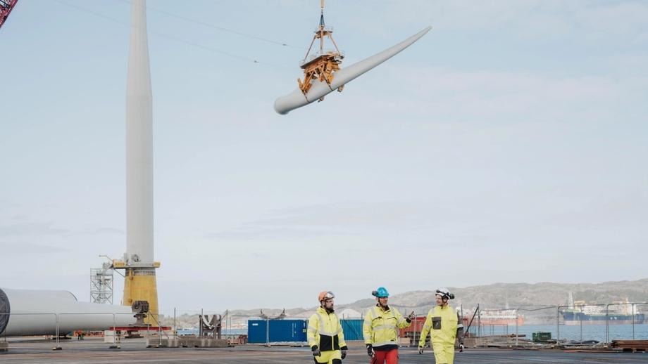 Rotorene til Hywind Tampens vindturbiner løftes på plass ved Wergeland base i Gulen.