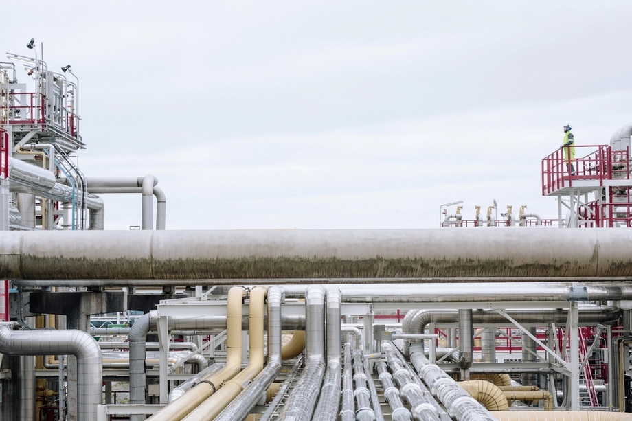 A network of pipelines at Equinor's processing plant at Kårstø. 