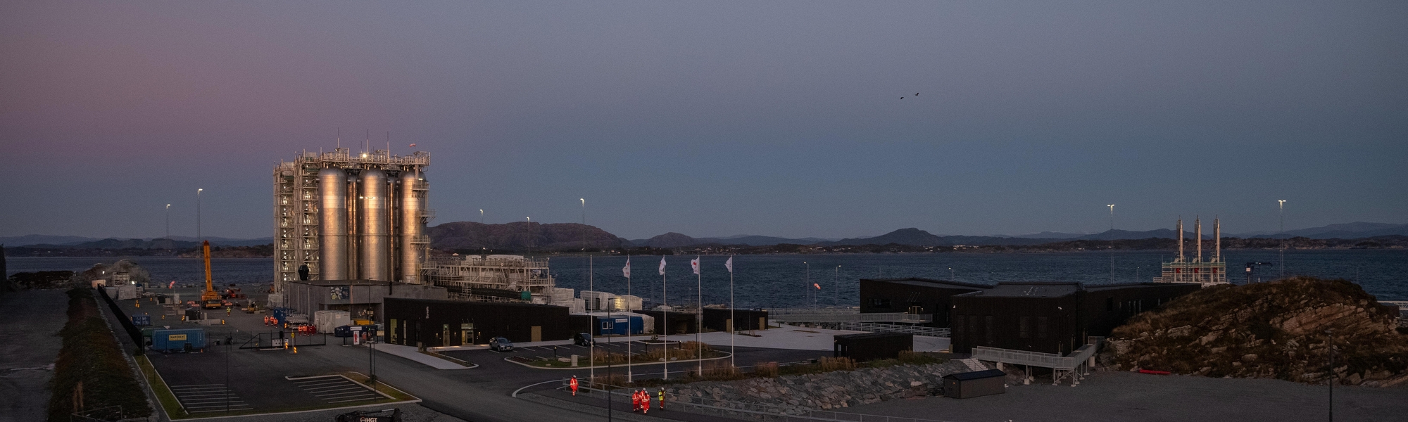 NNorthern Lights CCS-anlegg i Øygarden, fotografert på avstand i skumring. 
