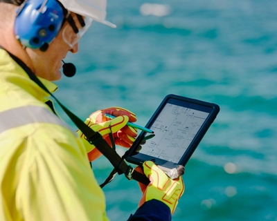 Equinor employee with and Ipad on a platform 