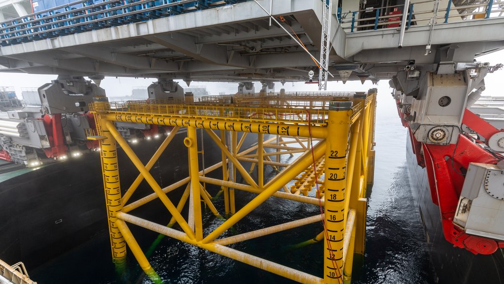 Johan Sverdrup drilling platform & the Pioneering Spirit vessel