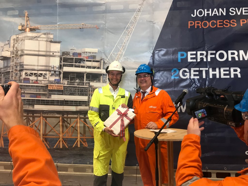 Trond Bokn, senior vice president for the Johan Sverdrup development in Equinor, received the formal approval of the plan for development and operation from Kjell-Børge Freiberg, Minister of Petroleum and Energy. 