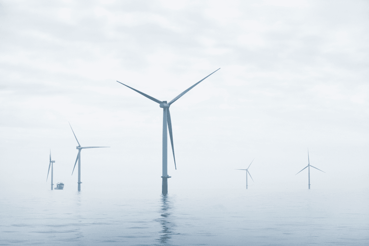 Offshore vindturbin utenfor Storbritannias kyst